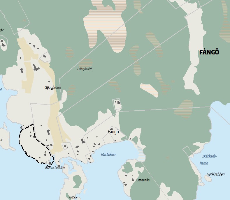 En karta över Fångö och dess omgivningar, med olika områdesnamn markerade, inklusive Lökgärdet, Oppgården, Hästviken och Östernäs. Kartan visar bebyggelse, skogsområden och vatten. En del av kartan, vid Bokvistudden, är markerad med en streckad linje som illustrerar detaljplanens planområdesgräns.
