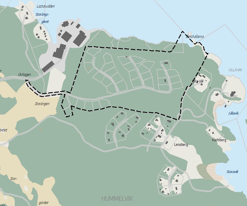 En områdeskarta över Hummelvik med omgivande bostadsområden, vägar och natur. Karta visar en kombination av bebyggda områden, skog, och kustlinje. Svartstreckade linjer markerar planområdet, som går genom skog och bebyggda delar, samt leder ner till vattnet. Platser som Lastudden, Storängen, Lenaberg, Karlsborg och Lillavik är utmärkta på kartan.