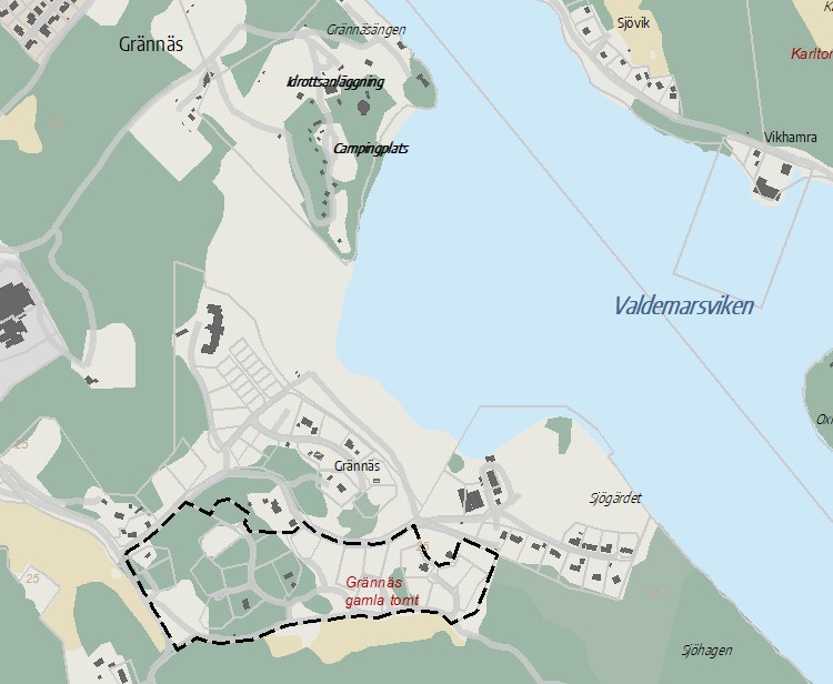 Karta över området kring planområdet. Kartan visar vägar, bebyggelse och naturområden. Platser som 'Grännäs gamla tomt', 'Campingplats', 'Idrottsanläggning' och 'Grännäsängen' är markerade. Vattnet Valdemarsviken sträcker sig längs kartans högra sida, med områden som Sjövik och Vikhamra på motsatt sida av viken. Svarta streckade linjer markerar den del av Käggla 1:13 som ingår i detaljplanens planområde.