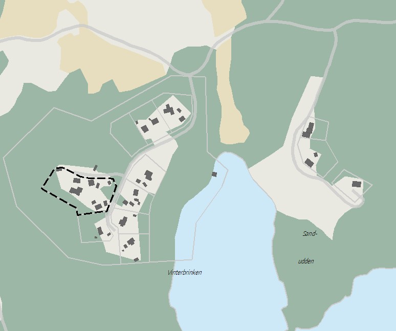 En karta som visar ett bostadsområde vid en sjö, med vägar, byggnader och naturmark markerade. Ett specifikt område är inringat med en streckad linje, vilket illustrerar detaljplanens planområdesgräns.