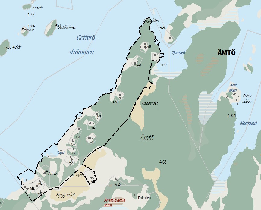 En karta över del av Ämtö. Kartan visar landskap, vattenområden och bebyggelse på ön. Svart streckad linje markerar ett specifikt område. Namn som "Byggärdet", "Haggärdet", "Tjärnsvik" och "Getteröströmmen" är utsatta. Kartan illustrerar vilka fastigheter som är bebyggda. Färger används för att representera skog, vatten och bebyggda områden.